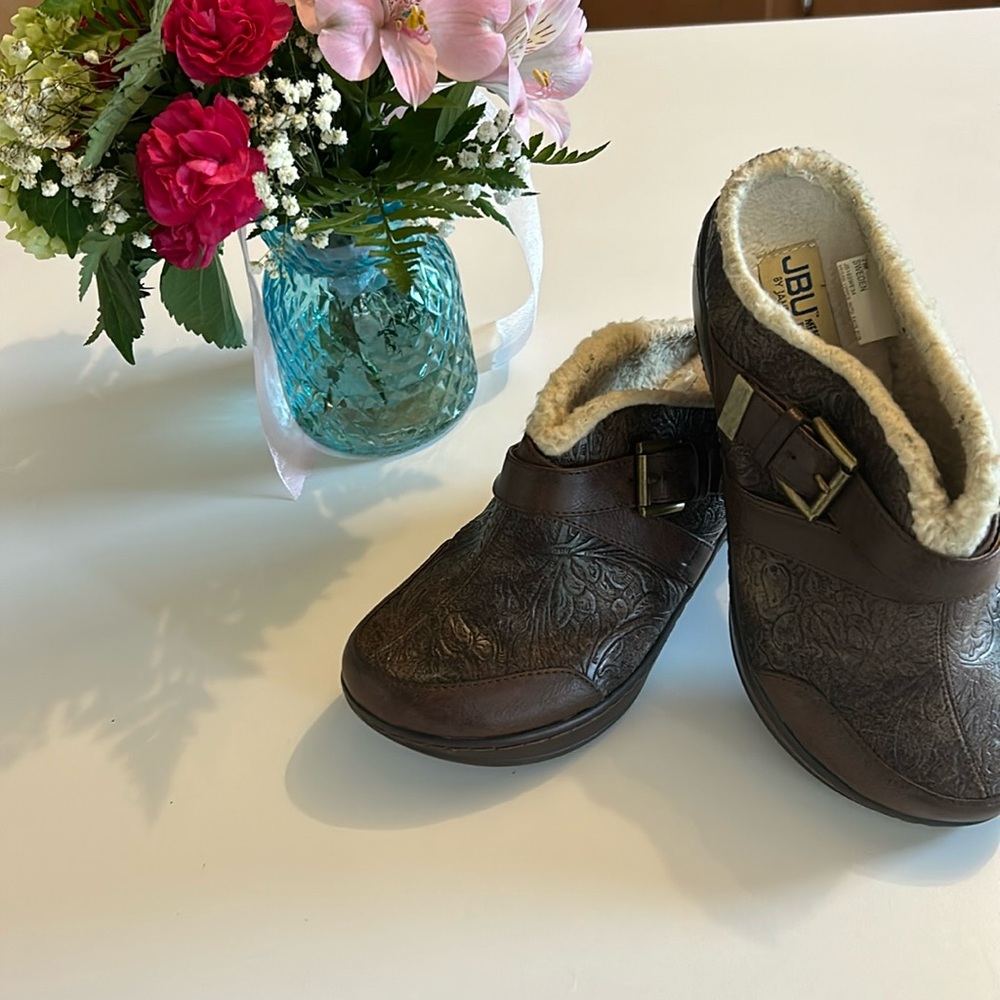 JBU by Jambu brown with a gold  buckle. Soft inside with a cute design